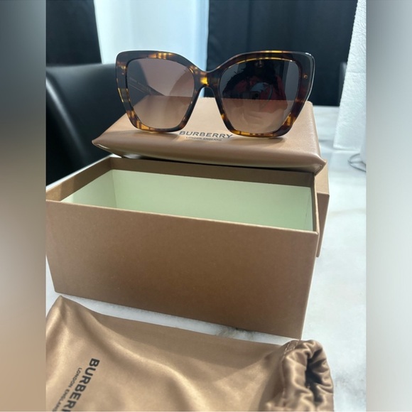 EUC - Burberry Sunglasses; Full inclusion BE4366 - Picture 3 of 8